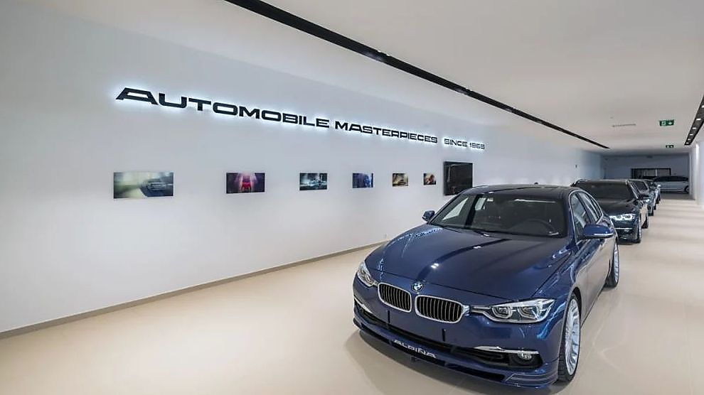 Des plaques de plâtre pour plafonds et murs dans un showroom de voitures de luxe