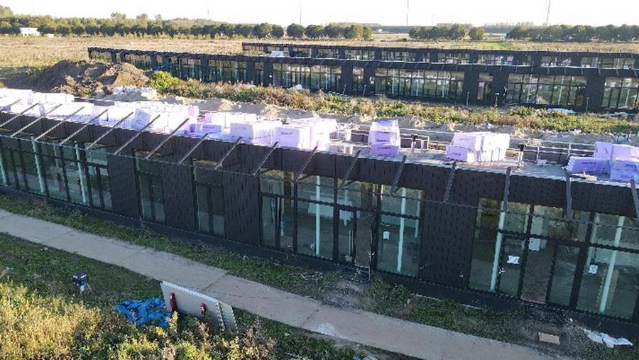 Isolation inversée végétalisée de toit terrasse dans un projet résidentiel unique et neutre en énergie