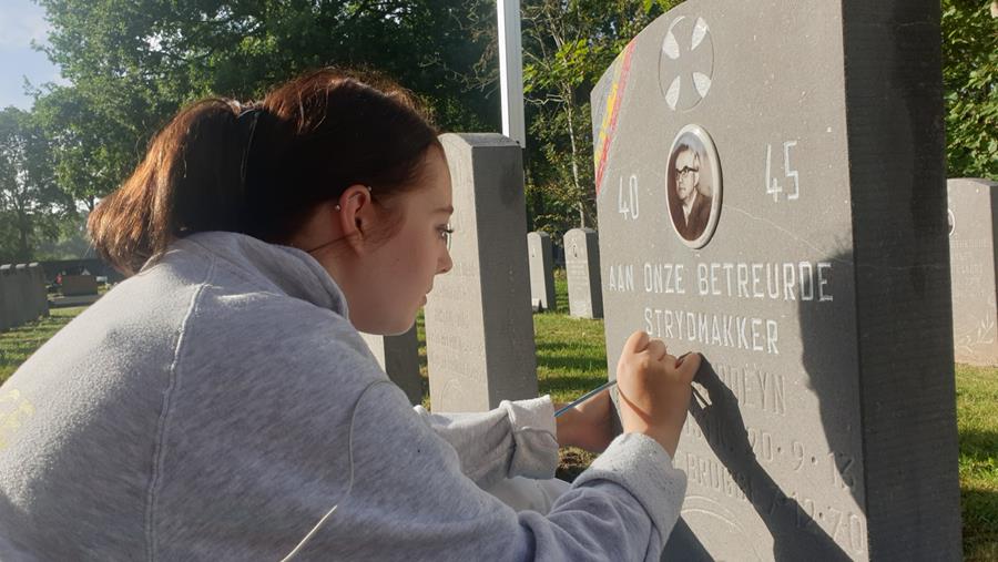 Leerlingen Schilderafdeling VTI Brugge restaureren 300 oorlogsmonumenten WOII