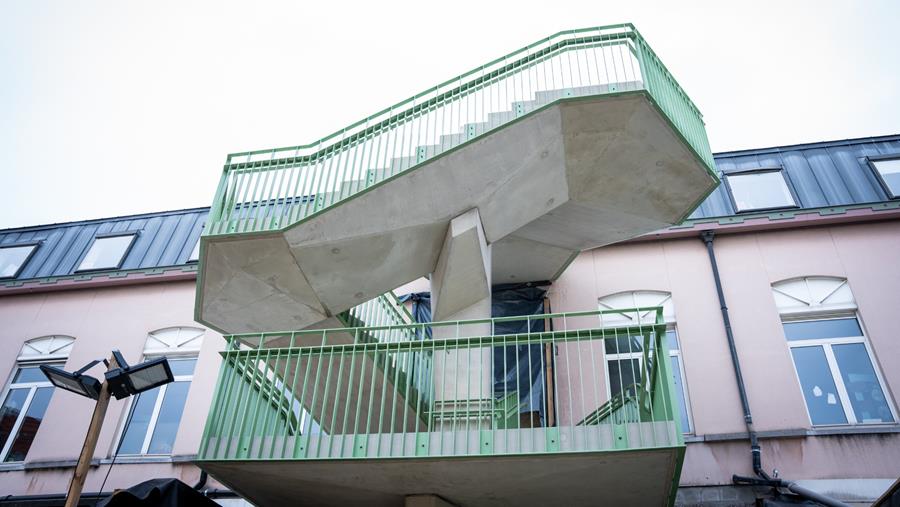 Brandtrap uit circulair beton voor Gentse basisschool